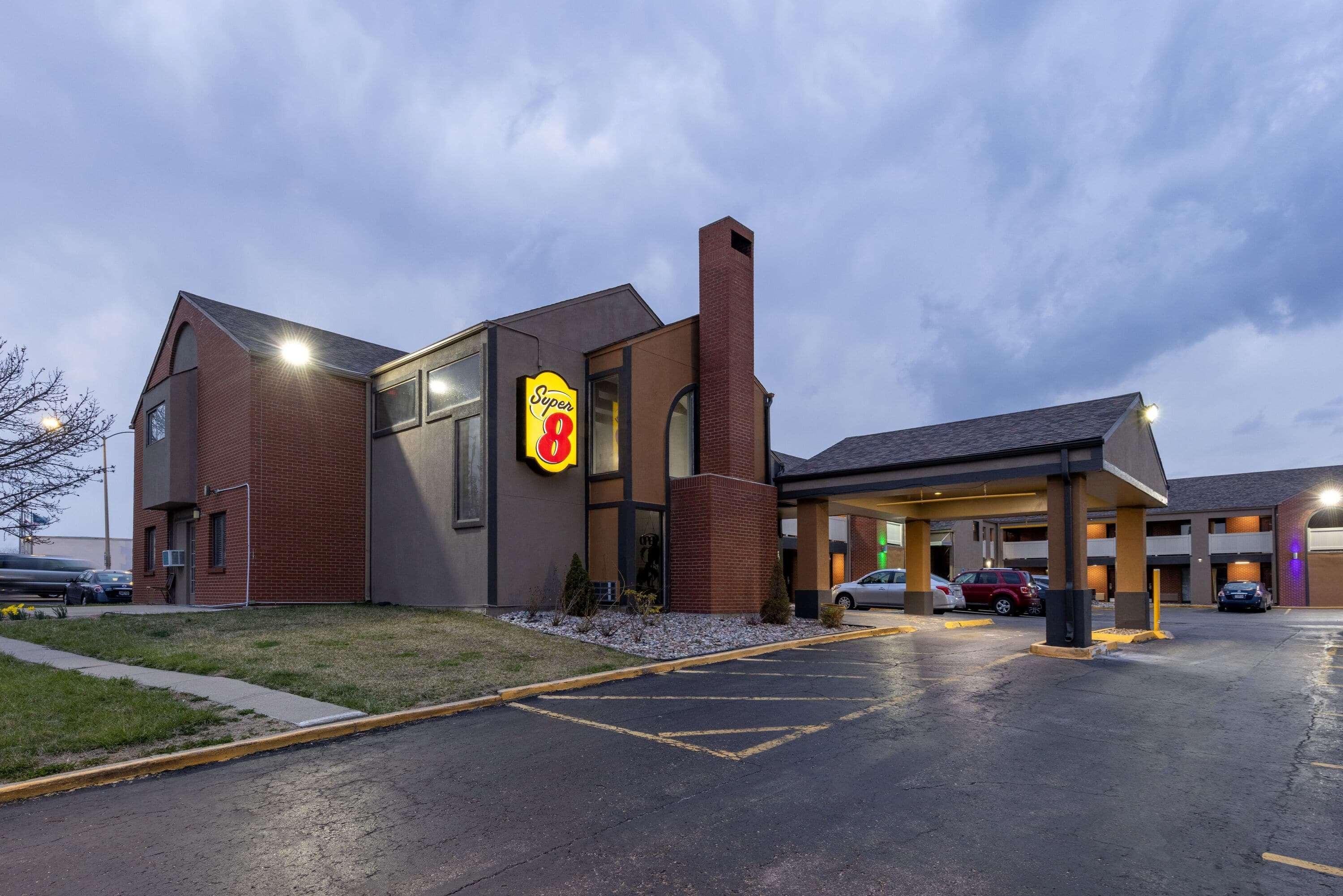 堪萨斯城机场速8酒店 外观 照片