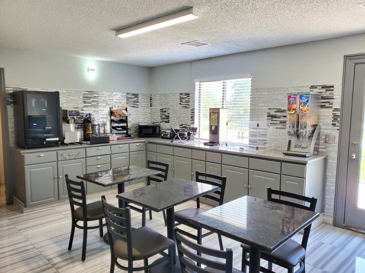 堪萨斯城机场速8酒店 外观 照片